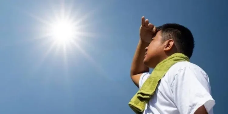 ارتفاع حاد في درجات الحرارة بعدد من مناطق السعودية.. والأرصاد تحذر من موجة حر ورياح مثيرة للأتربة