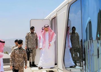 أمير الباحة يتفقد استعدادات الصيف ويشيد بتجربة نُزل الكبسولات في غابة رغدان