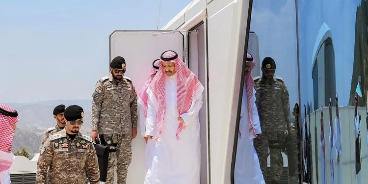 أمير الباحة يتفقد استعدادات الصيف ويشيد بتجربة نُزل الكبسولات في غابة رغدان