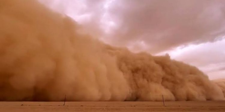 عاصفة رملية تضرب عدة مناطق في السعودية وتؤثر على مدى الرؤية