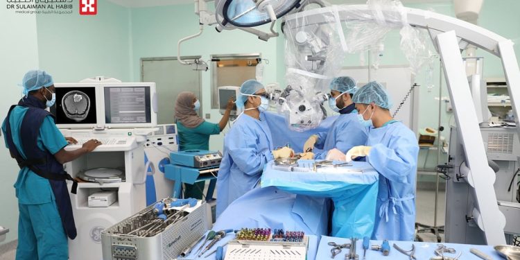 إنهاء معاناة استمرت 10 سنوات.. استئصال ورم دماغي ضخم بمجمع الدكتور سليمان الحبيب