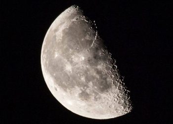 القمر يصل إلى مرحلة التربيع الأخير الليلة.. مشهد فلكي مثالي للرصد والتصوير