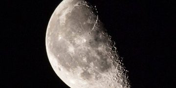 القمر يصل إلى مرحلة التربيع الأخير الليلة.. مشهد فلكي مثالي للرصد والتصوير