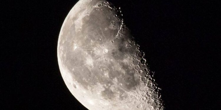 القمر يصل إلى مرحلة التربيع الأخير الليلة.. مشهد فلكي مثالي للرصد والتصوير