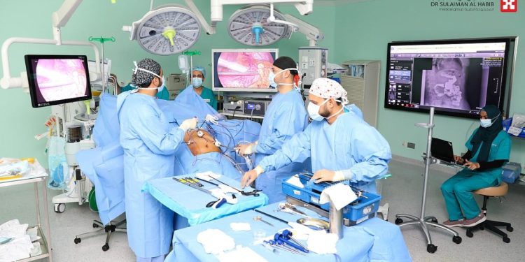 إنجاز طبي سعودي.. عملية ناجحة لتكميم معدة لشاب وزنه تجاوز 305 كجم بمستشفى سليمان الحبيب بالخبر