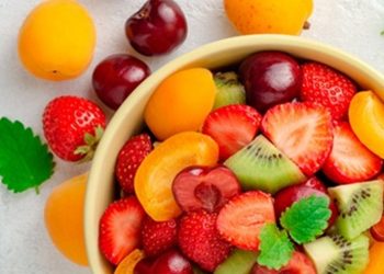كنوز غذائية.. فواكه صيفية تقوّي المناعة وتحد من الأمراض