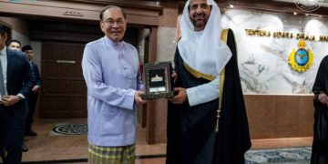 ماليزيا تُكرّم وزير الحج والعمرة بوسام “شخصية العام الهجري” تقديرًا لجهود السعودية في خدمة ضيوف الرحمن