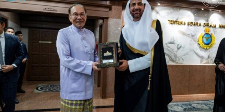 ماليزيا تُكرّم وزير الحج والعمرة بوسام “شخصية العام الهجري” تقديرًا لجهود السعودية في خدمة ضيوف الرحمن