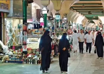 إقبال واسع من الحجاج على أسواق جدة التاريخية لشراء الهدايا قبل العودة