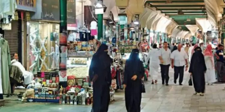 إقبال واسع من الحجاج على أسواق جدة التاريخية لشراء الهدايا قبل العودة