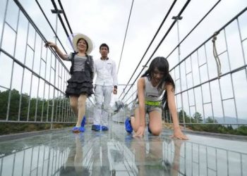 أشهر الجسور الزجاجية في الصين.. مغامرة تمشي فيها على الهواء