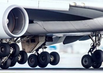 أغرب طرائف للسفر.. أحدهم صعد على جناح الطائرة وآخر انتحل شخصية طيار