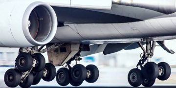 أغرب طرائف للسفر.. أحدهم صعد على جناح الطائرة وآخر انتحل شخصية طيار