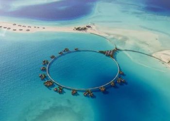 “مالديف السعودية”.. هل ينافس ساحل البحر الأحمر في المملكة جزر الأحلام في سياحتها؟