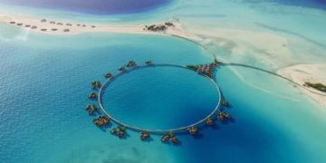 “مالديف السعودية”.. هل ينافس ساحل البحر الأحمر في المملكة جزر الأحلام في سياحتها؟