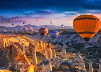 مأساة جوية في تركيا.. تحطم منطاد يودي بحياة طيار ويصيب 19 سائحًا