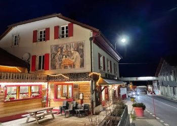 نم في سويسرا واستيقظ في فرنسا.. أغرب فندق في العالم يفصل بين دولتين