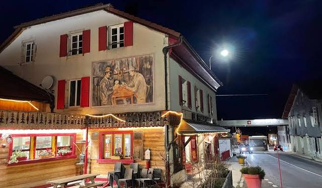 نم في سويسرا واستيقظ في فرنسا.. أغرب فندق في العالم يفصل بين دولتين