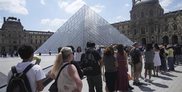 احتجاجا على السياحة المفرطة..  متحف اللوفر الفرنسي يغلق أبوابه ويصدم آلاف السياح