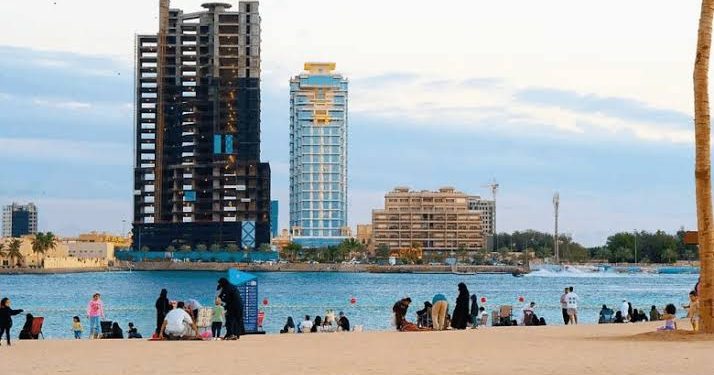 شاطئ المستقبل بجدة.. وجهة مناسبة للعائلات والأنشطة المائية خلال صيف 2025