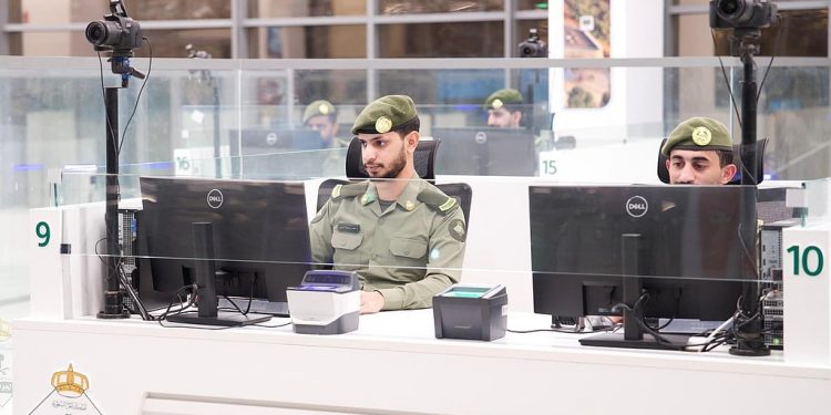 الجوازات تُعلن جاهزيتها الكاملة لاستقبال ضيوف الرحمن القادمين للعمرة لعام 1447هـ