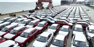 السعودية تُحدد ضوابط جديدة لتسجيل المركبات: مواطنون بلا قيود ومقيمون بحد أقصى سيارتين