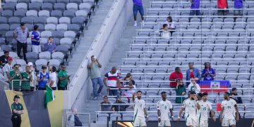 الجمهور السعودي يتغنى بصالح الشهري بعد تسجيل هدف فوز الأخضر على هايتي في مباراة الكأس الذهبية