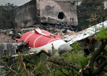 لغز سقوط الطائرة الهندية… انقطاع مفاجئ للوقود وارتباك داخل قمرة القيادة