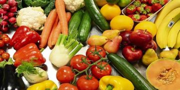 نصائح غذائية لصيف أكثر نشاطًا وحيوية وتحذيرات من السكريات والمقليات