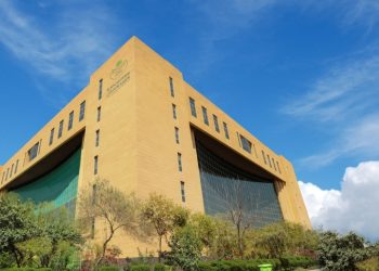 البلديات والإسكان تعتمد 8 اشتراطات لتغطية الشرفات في المباني