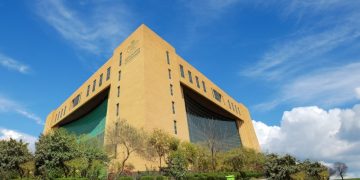 البلديات والإسكان تعتمد 8 اشتراطات لتغطية الشرفات في المباني