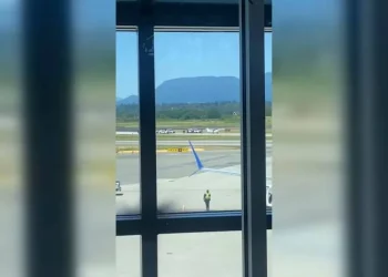 طيارة مخطوفة تعطل مطار فانكوفر الكندي وتوقف الحركة الجوية لـ39 دقيقة