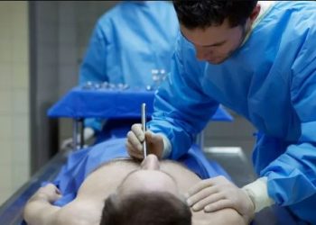 رجل يعود إلى الحياة بعد 30 دقيقة من إعلان وفاته