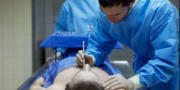 رجل يعود إلى الحياة بعد 30 دقيقة من إعلان وفاته