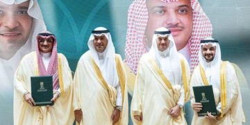 محافظ الأحساء يسلّم وحدات الإسكان التنموي للمستفيدين ويشهد توقيع مشاريع تنموية واستثمارية كبرى