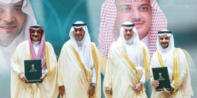 محافظ الأحساء يسلّم وحدات الإسكان التنموي للمستفيدين ويشهد توقيع مشاريع تنموية واستثمارية كبرى