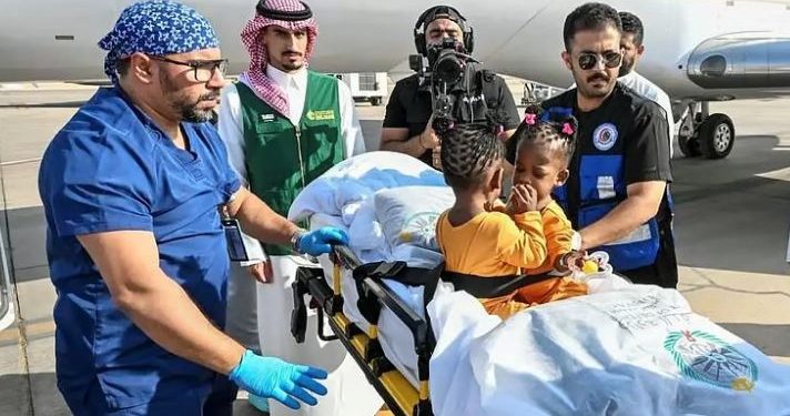 التوأم الجامايكي الملتصق “أزاريا وأزورا” يصلان الرياض لفصلهما بمبادرة إنسانية سعودية