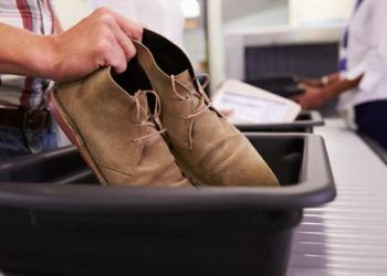 بعد 20 سنة من تطبيقها توقفت عن العمل.. ما قصة خلع الأحذية في مطارات أمريكا؟