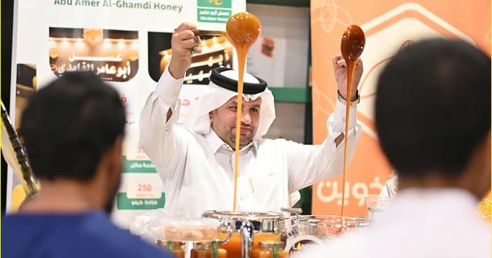 أمير الباحة يوجه بتمديد فعاليات مهرجان العسل الدولي في نسخته السابعة عشرة