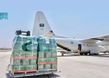 «دور إنساني رائد يتجدد».. وصول طائرة إغاثية سعودية إلى مطار حلب لمساعدة السوريين المتضررين من الحرائق