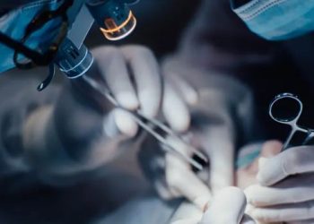 إنجاز طبي غير مسبوق.. استئصال ورم دماغي بتقنية “الجمجمة المفتوحة أثناء اليقظة”