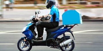 هوية السائق والربط الإلكتروني.. 25 اشتراطًا لنشاط توصيل الطلبات في السعودية