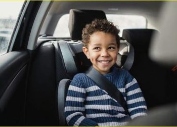 تحذير عاجل من المرور بشأن جلوس الأطفال سن العاشرة في المقعد الأمامي