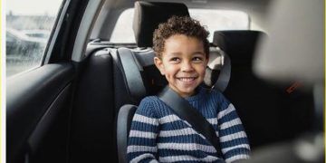 تحذير عاجل من المرور بشأن جلوس الأطفال سن العاشرة في المقعد الأمامي