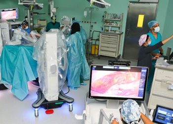 انجاز طبي جديد في السعودية.. مستشفى الدكتور سليمان الحبيب يجري عمليـتين ناجحتين بتقنية الروبـوت الجراحي