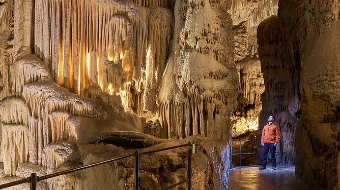 جولة تحت الأرض في أجمل كهوف سلوفينيا السياحية