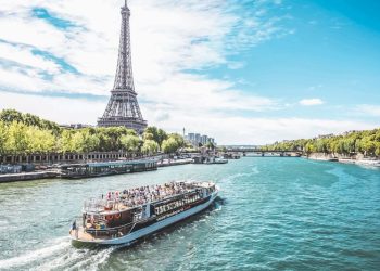 بعد قرن من الحظر.. نهر السين يعود للسباحة في قلب باريس