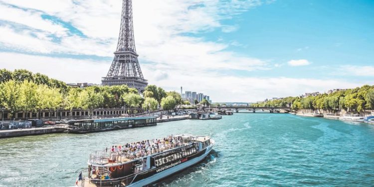 بعد قرن من الحظر.. نهر السين يعود للسباحة في قلب باريس