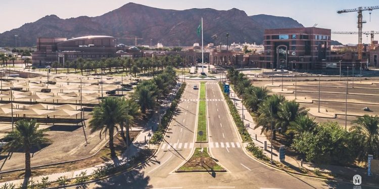 جامعة طيبة تُمهّد الطريق للصم وضعاف السمع نحو التعليم الجامعي.. ننشر الشروط بعد فتح باب التقديم