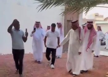 عائلة سعودية تستقبل عاملها العائد من الهند بحفاوة تنطق بنُبل التعامل وأصالة المعدن.. شاهد الفيديو